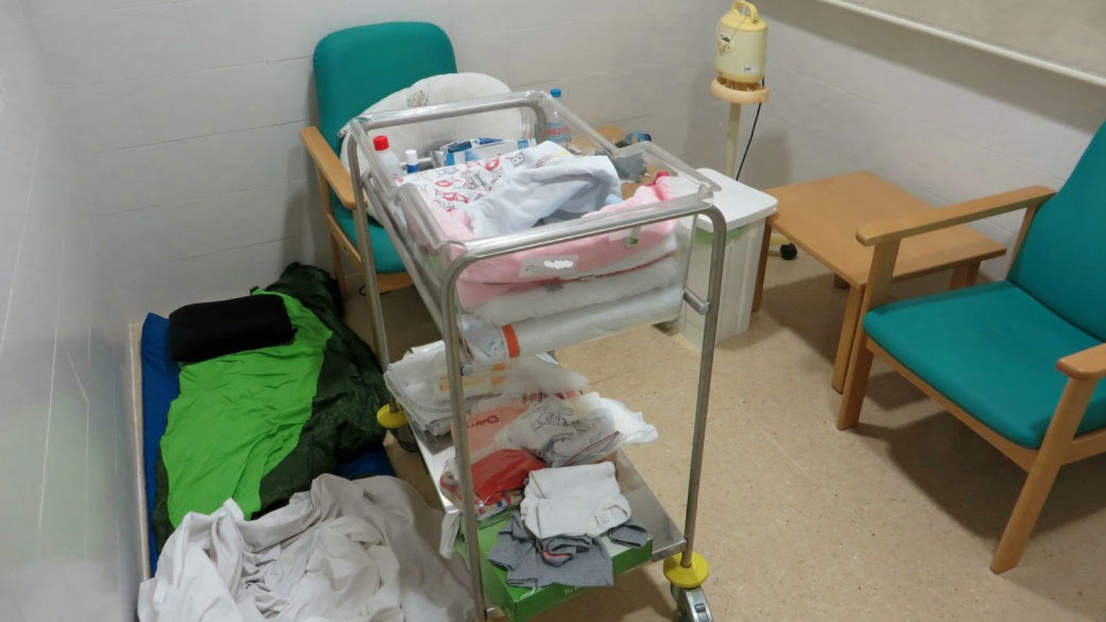 Foto: Así pasó Laura varias noches para poder dormir junto a su recién nacida. ('Cuina Amor i Ciència')