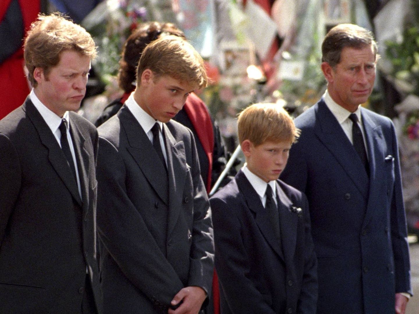 Charles Spencer, junto a Guillermo, Harry y Carlos en el funeral de Diana. (Getty)