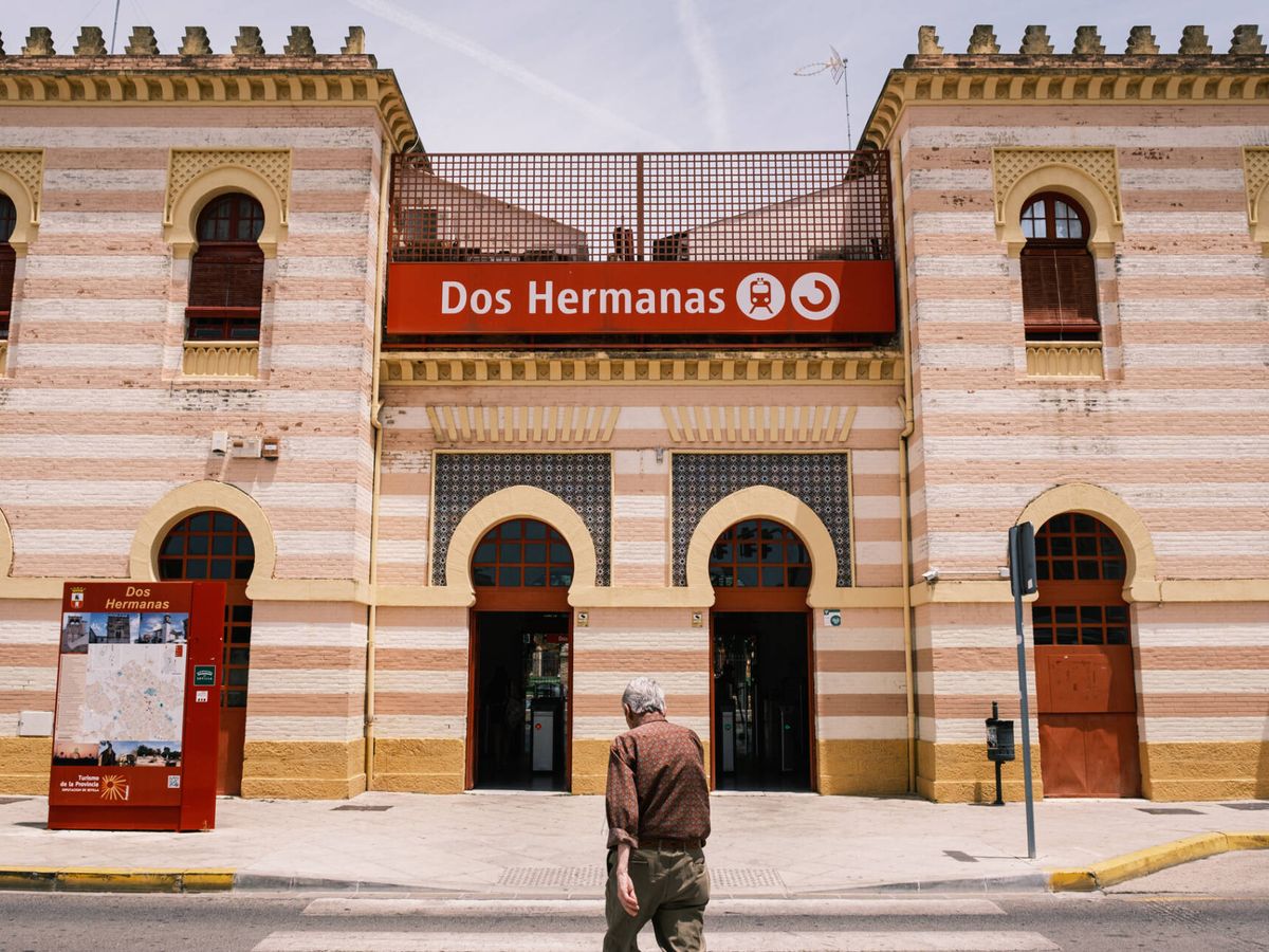 Foto: Un hombre se dirige a la estación de tren de Dos Hermanas. (Javier Zapata)
