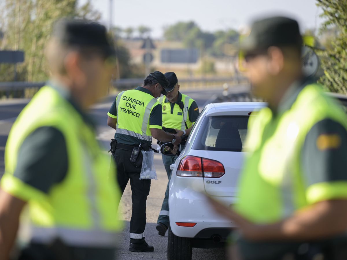 Foto: Puesto de control y vigilancia de la Guardia Civil de Tráfico. (EFE/Jesús Monroy)
