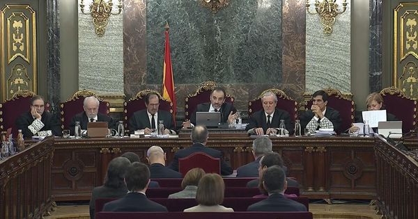 Foto: Vista de los líderes independentistas en el juicio. (EFE)