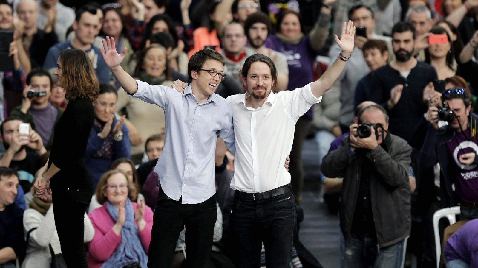 Foto: El secretario general y eurodiputado de Podemos, Pablo Iglesias (d), junto al responsable de la secretaría política, Iñigo Errejón (i), durante un acto público celebrado en Valencia (EFE)