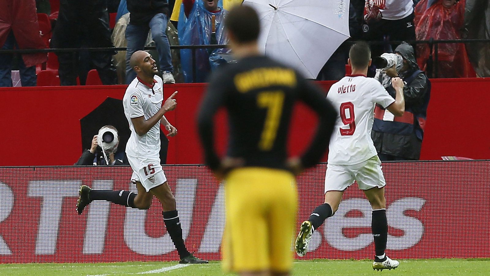 Foto: N'Zonzi celebra el gol que sentenció el Sevilla-Atlético de Madrid de la primera vuelta (EFE