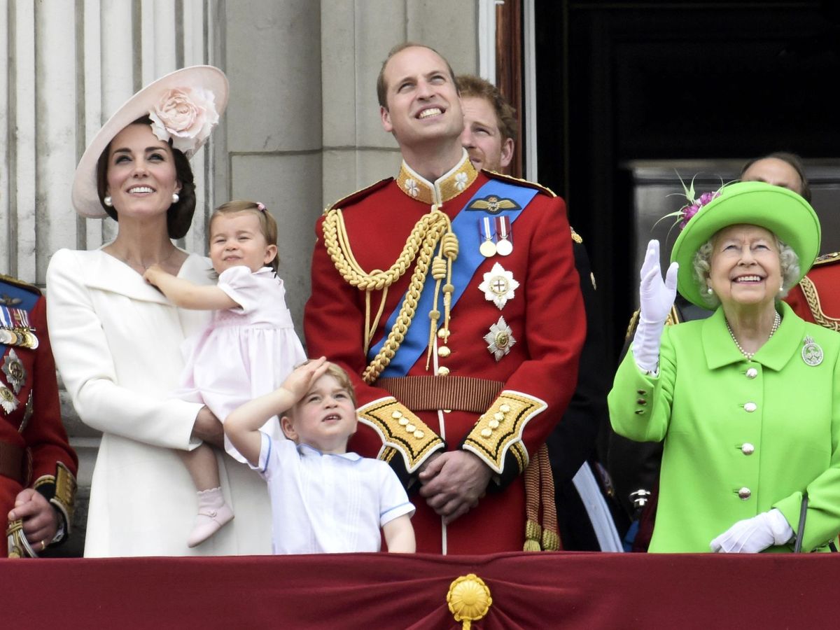 Foto: Los Cambridge y el príncipe Carlos, en una imagen de archivo. (Reuters)