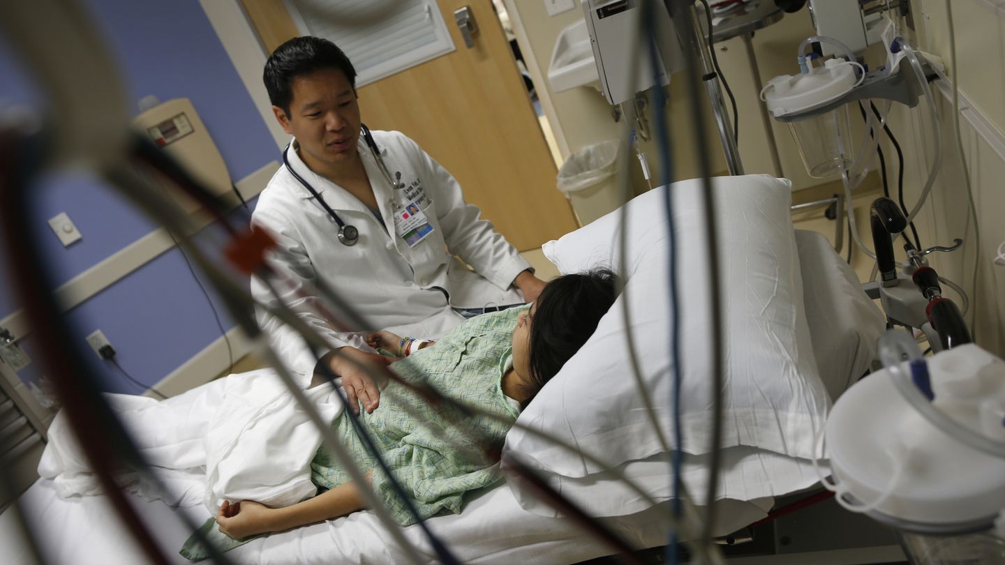 Un médico atiende a un paciente en la sala de Urgencias de un hospital de Peoria, Illinois (Reuters). 