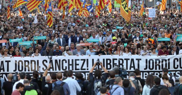 Foto: Manifestación por la libertad de Sànchez y Cuixart. (EFE)