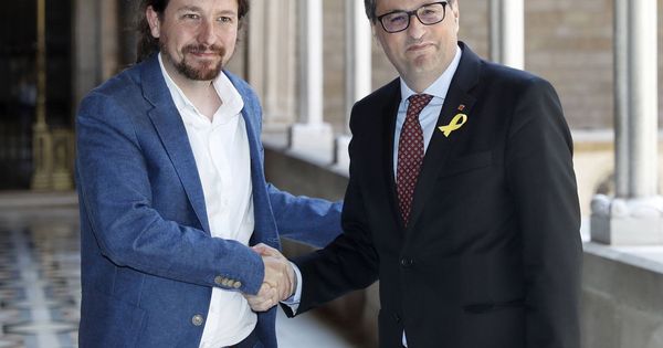 Foto: El presidente catalán, Quim Torra (d), y el secretario general de Podemos, Pablo Iglesias, momentos antes de la reunión que mantuvieron este lunes en el Palau. (EFE)
