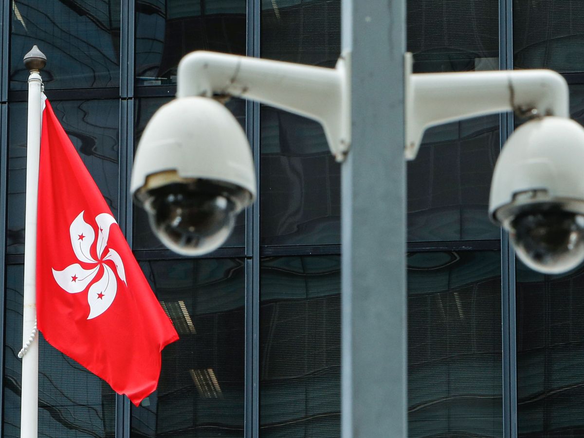 Foto: Bandera de Hong Kong tras las cámaras de seguridad en las Oficinas central del Gobierno hongkonés (Reuters)