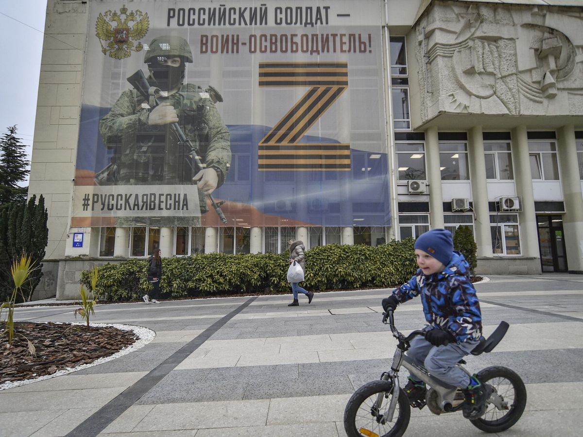 Foto: Un cartel promocionando la 'operación militar especial' con el texto "El soldado ruso guerrero libertador". (EFE)