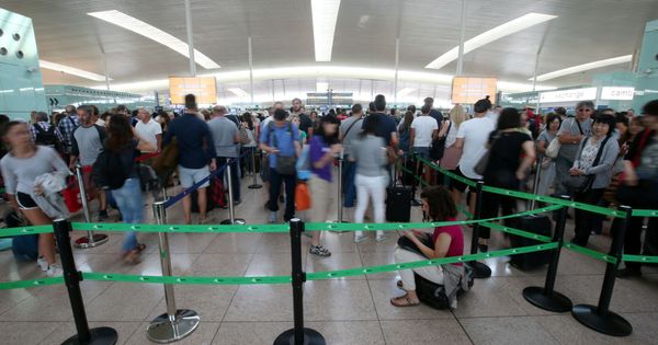 Foto: Huelga de empleados de seguridad en el aeropuerto de El Prat (Barcelona) (EFE)