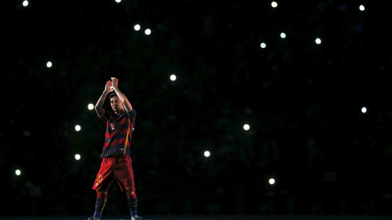 Foto: Messi, durante la presentación del nuevo Barcelona ante su afición (Reuters)