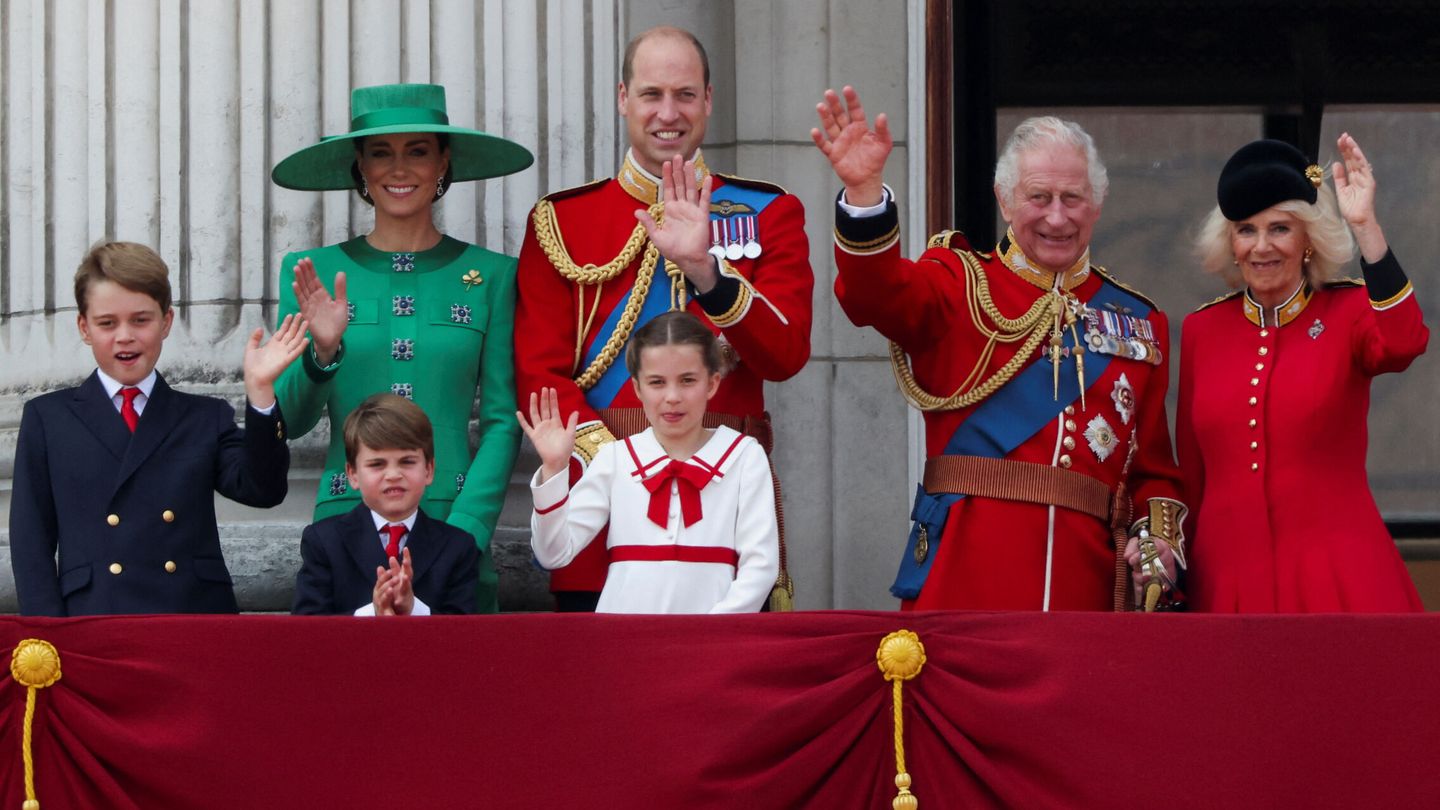 La familia real, en Buckingham. (Reuters)