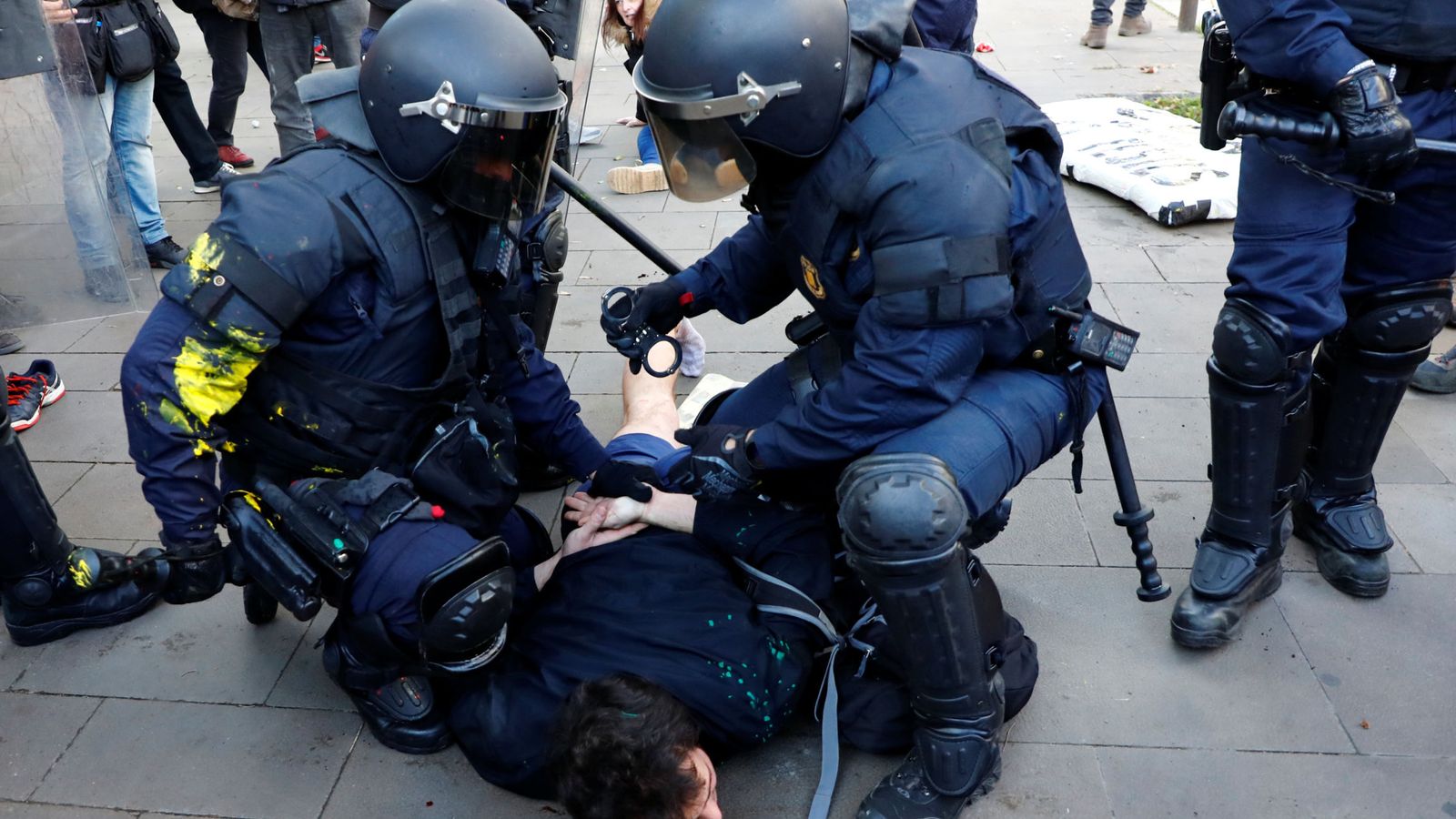 Foto: Mossos reducen a un manifestante en Barcelona. (Reuters)