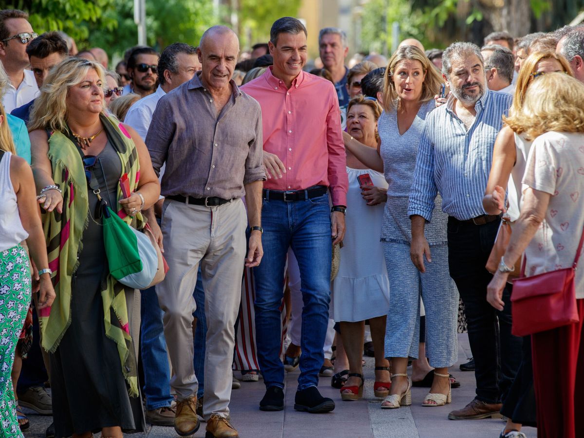 Foto: Sánchez pasea junto a decenas de militantes socialistas en Sevilla. (EFE/Julio Muñoz)