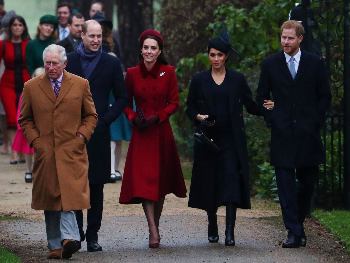 El príncipe Carlos, sus hijos y nueras de camino a la capilla. (Reuters)