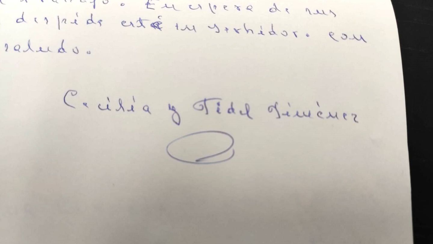 Todas las cartas que escribe Fidel las firma con su nombre y el de su mujer. (L.B.)