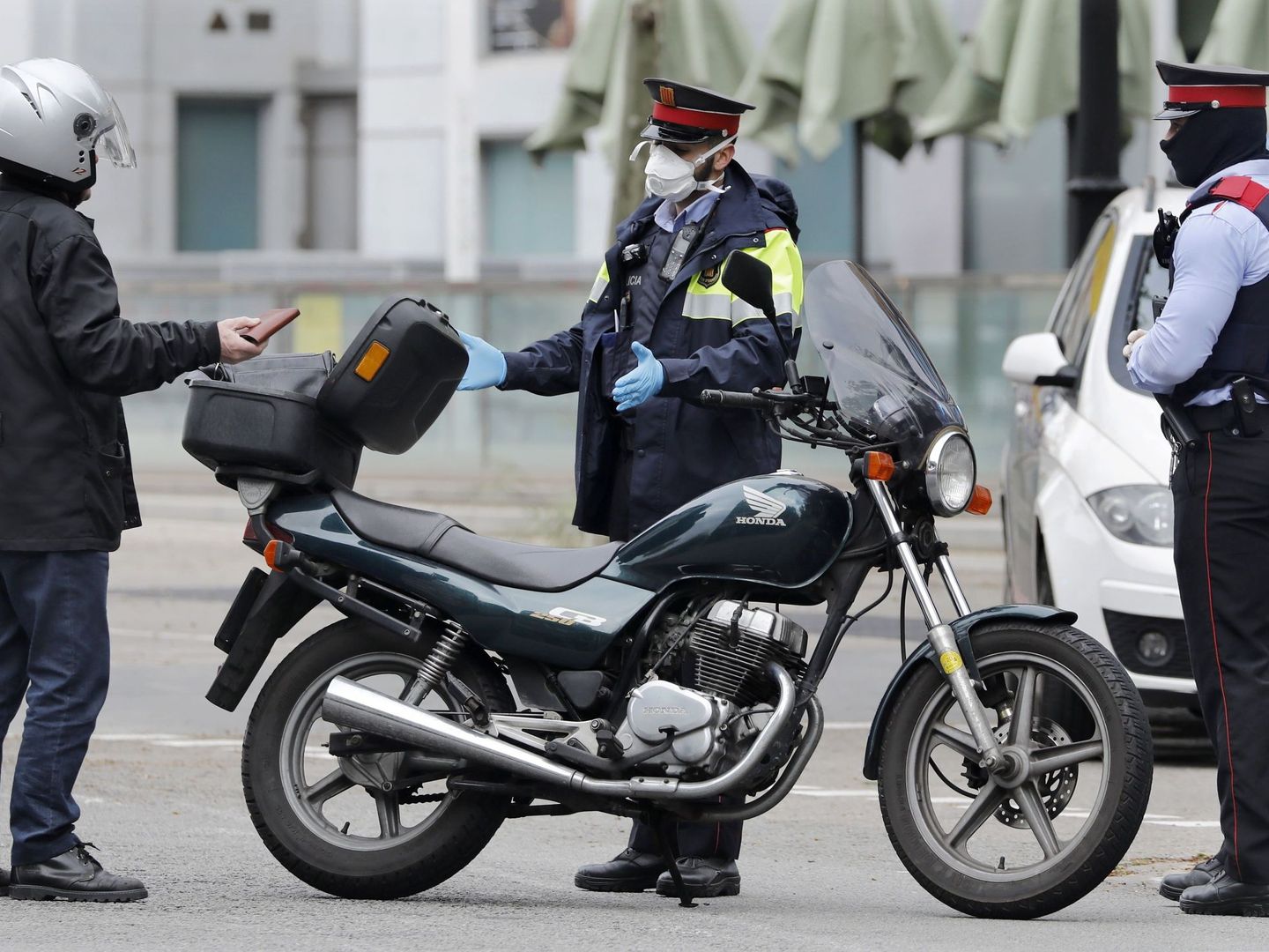 Una patrulla de los Mossos d'Esquadra controla a los vehículos que se desplazan en el centro de Barcelona. (EFE)