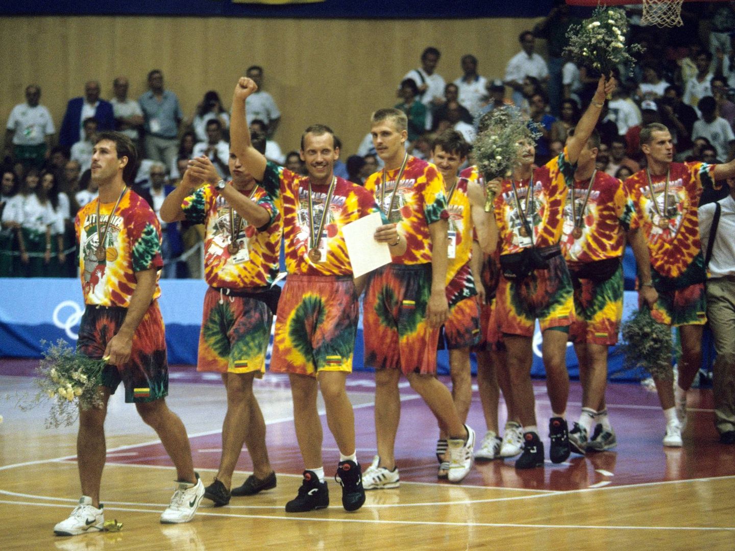 La selección lituana salió con estas llamativas camisetas a recoger la medalla de bronce olímpica. Al fondo, de blanco, Javier Imbroda. (Imago)