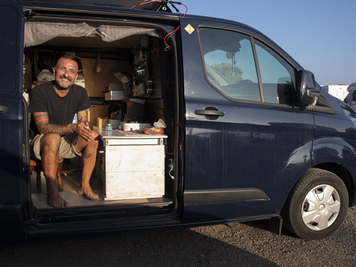 Giorgio es un italiano de 46 años y vive en una furgoneta camperizada que se compró en su país ante de venir a España. (EF/Jorge Zapata)