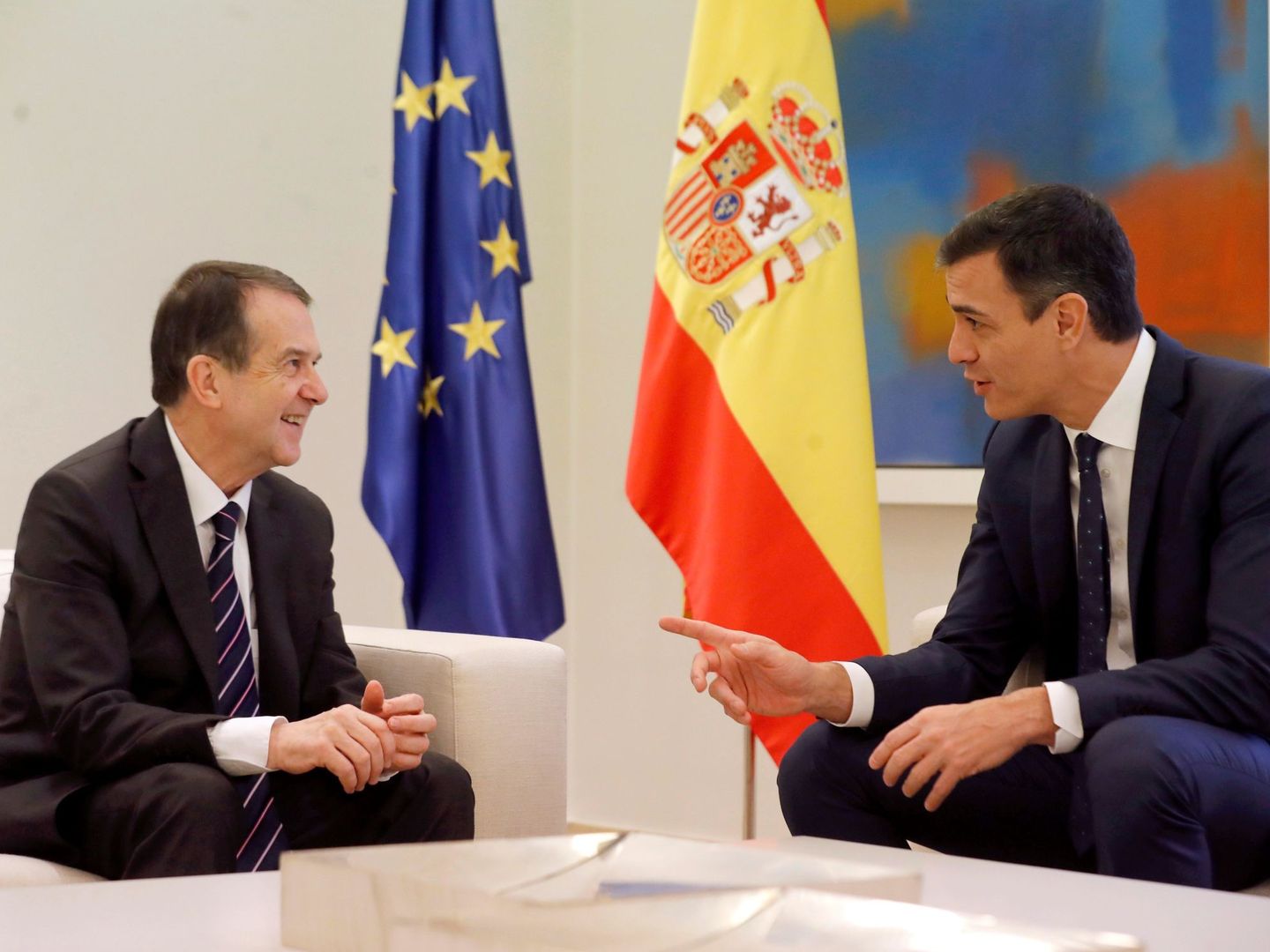 Pedro Sánchez con el presidente de la Federación Española de Municipios y Provincias (FEMP), Abel Caballero. (EFE)