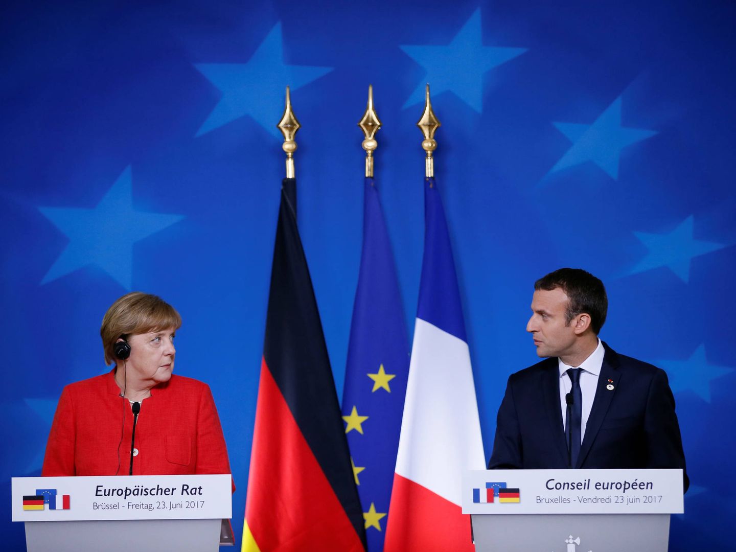Angela Merkel, junto Emmanuel Macron, durante una rueda de prensa en Bruselas. (EFE).