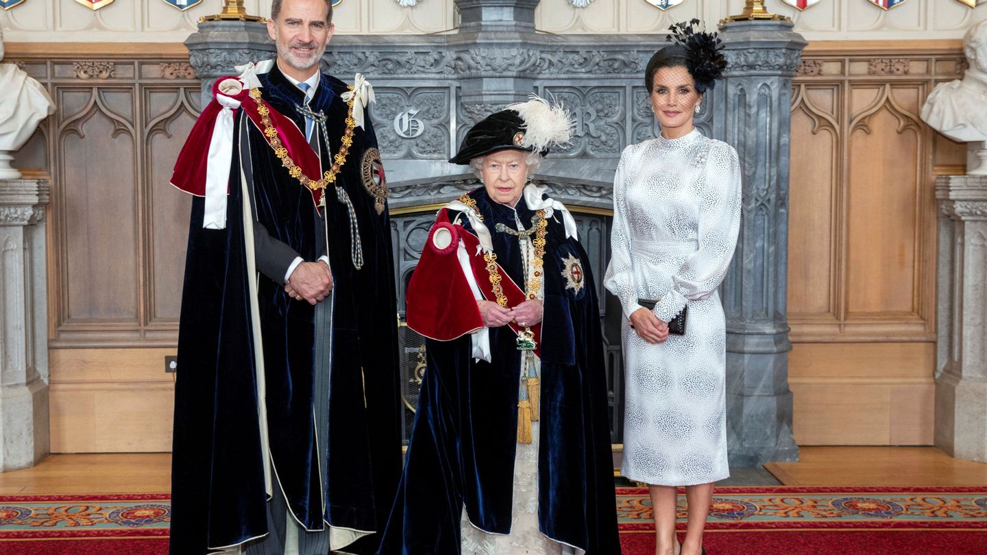 Los reyes Felipe y Letizia, con la reina Isabel el pasado junio. (Reuters)