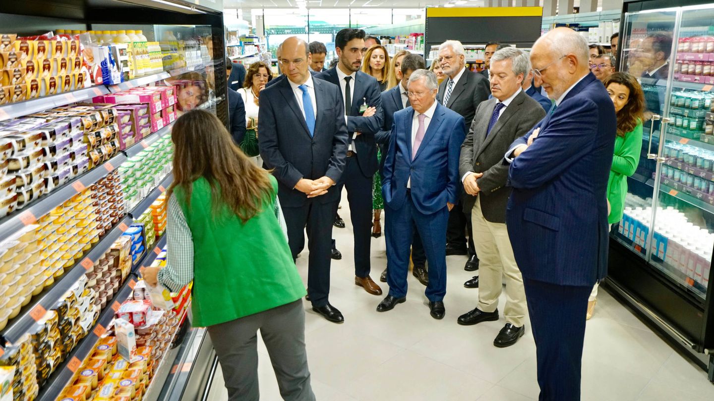 Pedro Siza Vieira, ministro adjunto de Economía; Luís Medeiros Vieira, secretario de Estado de Alimentación; Eduardo Vítor Rodrigues, presidente de la Cámara de Vila Nova de Gaia, y Juan Roig inauguran la primera tienda de Mercadona en Portugal.