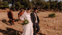 Un vestido, dos looks y una mantilla antigua: la boda de Virginia en un caserío de Segovia