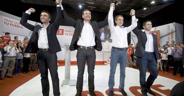 Foto: Eusebio González (izqda.), Tomás Gómez, José Luis Rodríguez Zapatero y Javier Rodríguez, en abril de 2011 en Alcalá de Henares. (EFE)