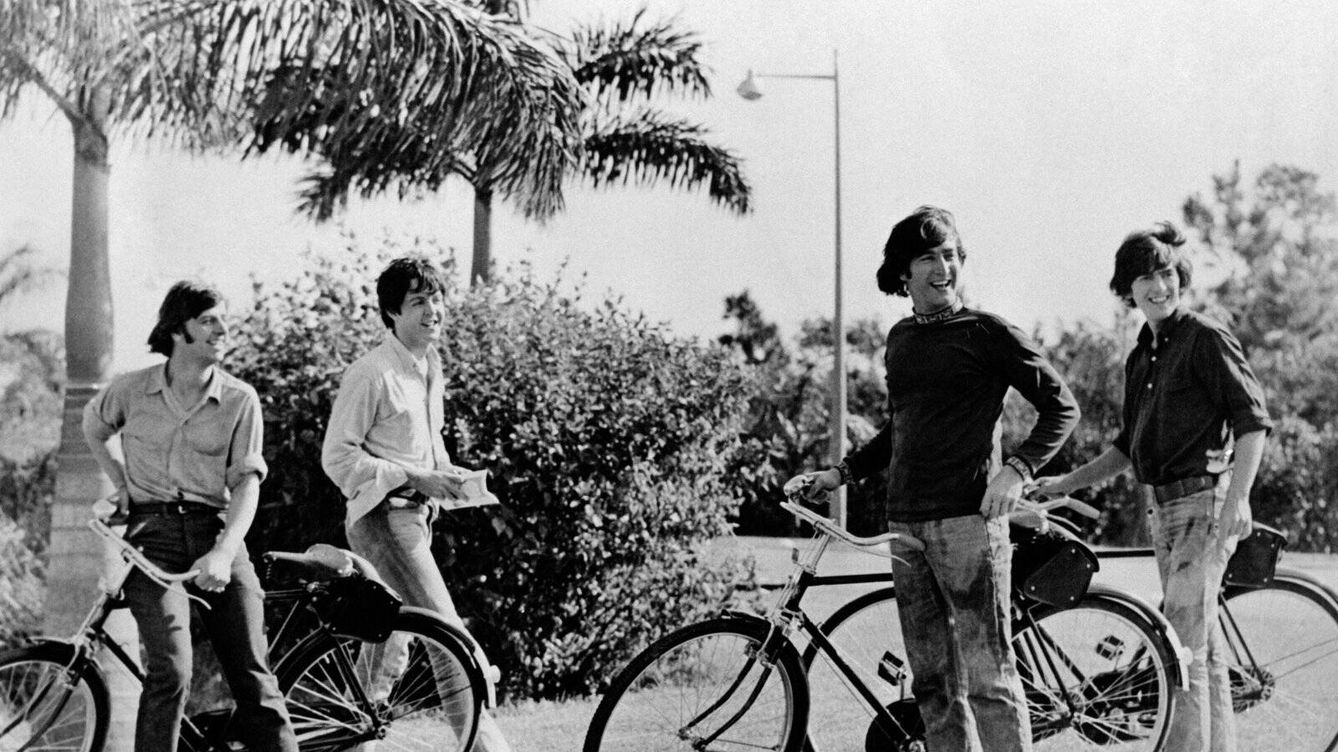 Foto: The Beatles, pasándolo en grande con sus bicis en los 60. Uno de los momentazos recogidos en el documental 'Get Back'. (Getty)