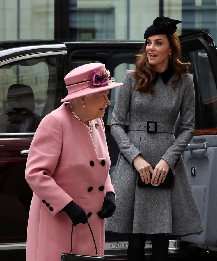 Foto: La reina Isabel II y Kate Middleton en su visita al King's College. (Reuters)