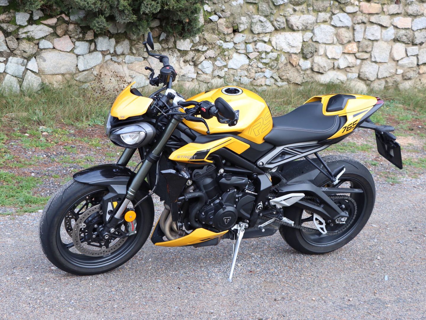 Su impecable apariencia hace de la Street Triple 765 RS una moto atractiva por su diseño deportivo.