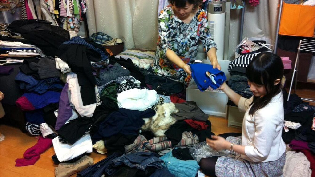 Foto: Marie 'Konmarie' Kondo ayudando a una mujer a despedirse de su ropa pasada de moda. (iStock)