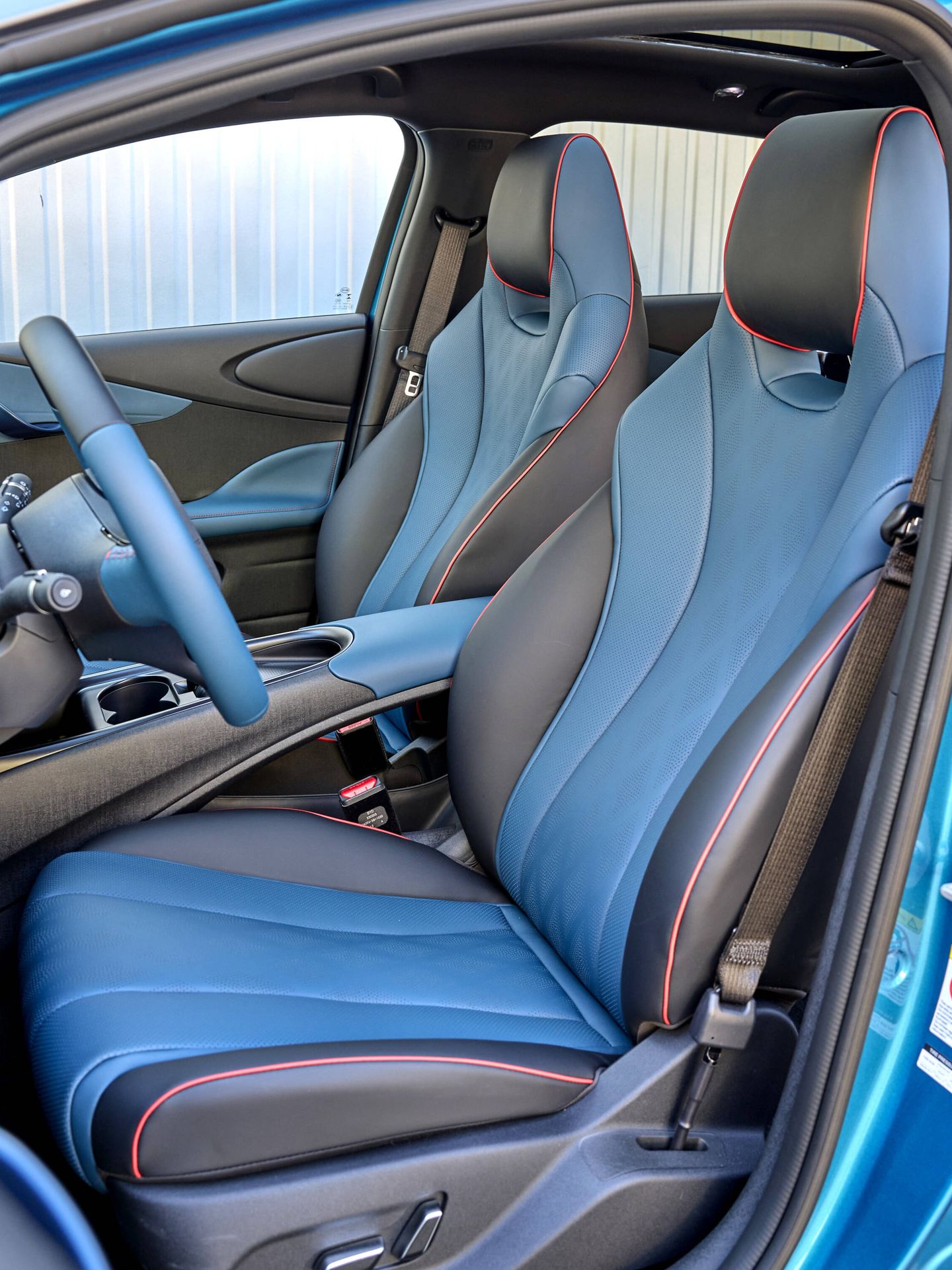 Los asientos delanteros son cómodos y sujetan bien. En el acabado Design son eléctricos.