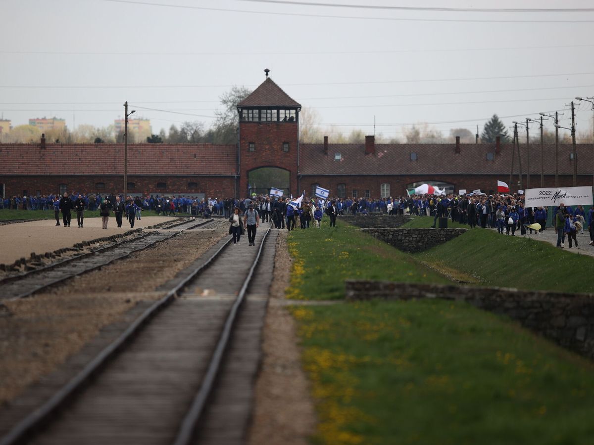 Foto: El homenaje 'March of the Living' en el antiguo campo de concentración de Auschwitz. (EFE/Lukasz Gagulski)