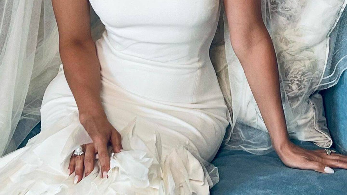 La manicura de Jennifer Lopez en su boda con Ben Affleck. (Instgagram/@tombachik)
