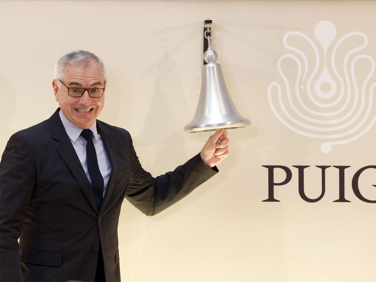 Foto: El presidente de Puig, Marc Puig, hace el toque de campana. (EFE/Quique García)