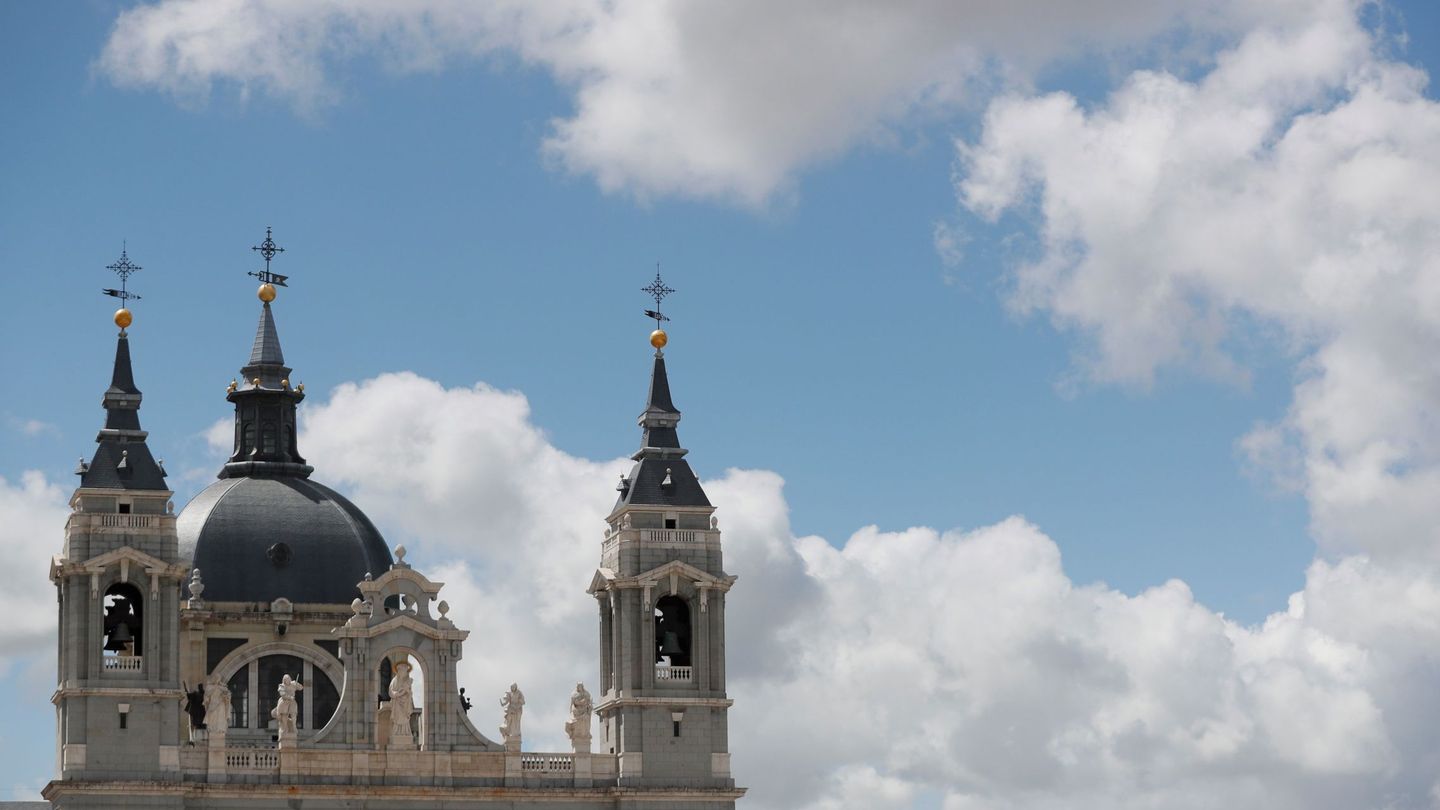 Campanarios y cúpula de la catedral de la Almudena. (EFE)