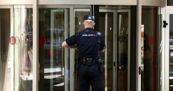 Foto: Un policía se dirige hacia la entrada de la sede de la Diputación de Barcelona, durante los registros practicados en la macrooperación. (EFE)