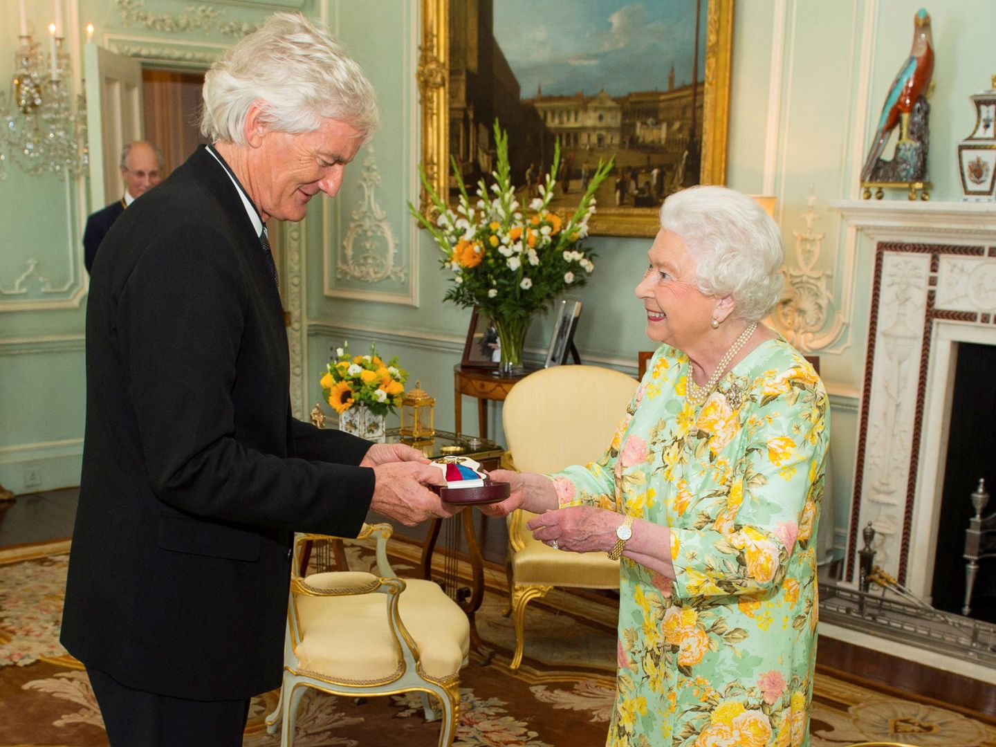 James Dyson, junto con la reina Isabel II. (Reuters)