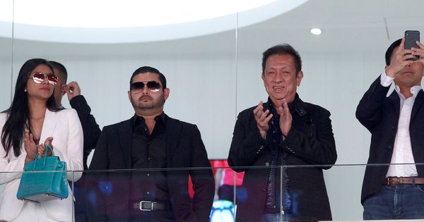 Foto: Peter Lim (2d), la semana pasada en el palco de Mestalla acompañado del príncipe de la Corona de Johor, Tnkur Ismail Idris. (EFE)