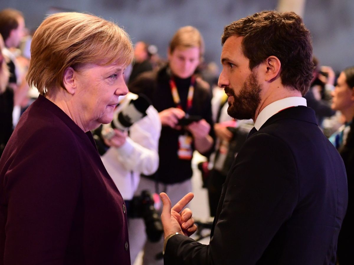 Foto: Angela Merkel y Pablo Casado. (EFE)