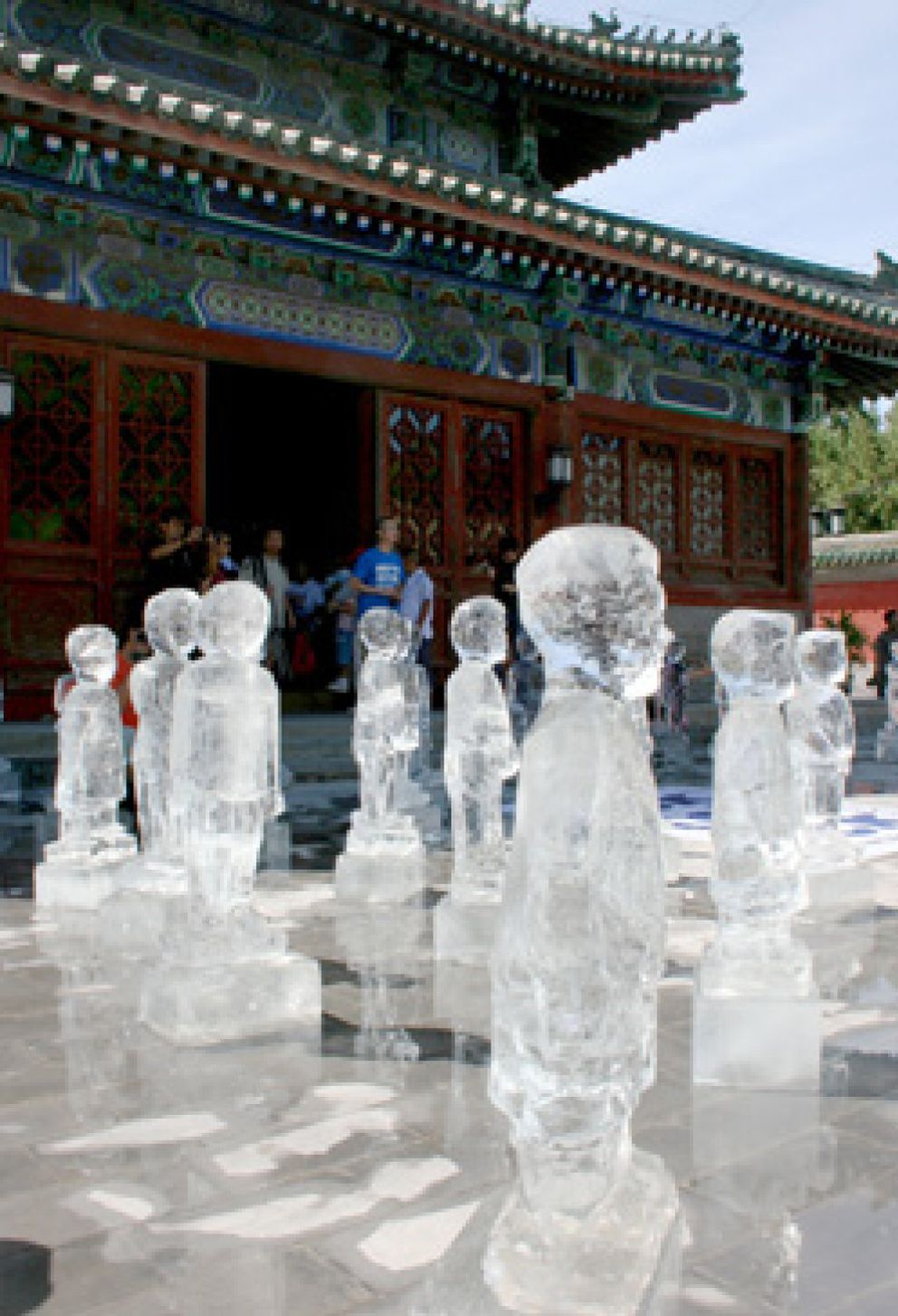 Foto: Greenpeace derrite cien esculturas de hielo para alertar del calentamiento del Himalaya