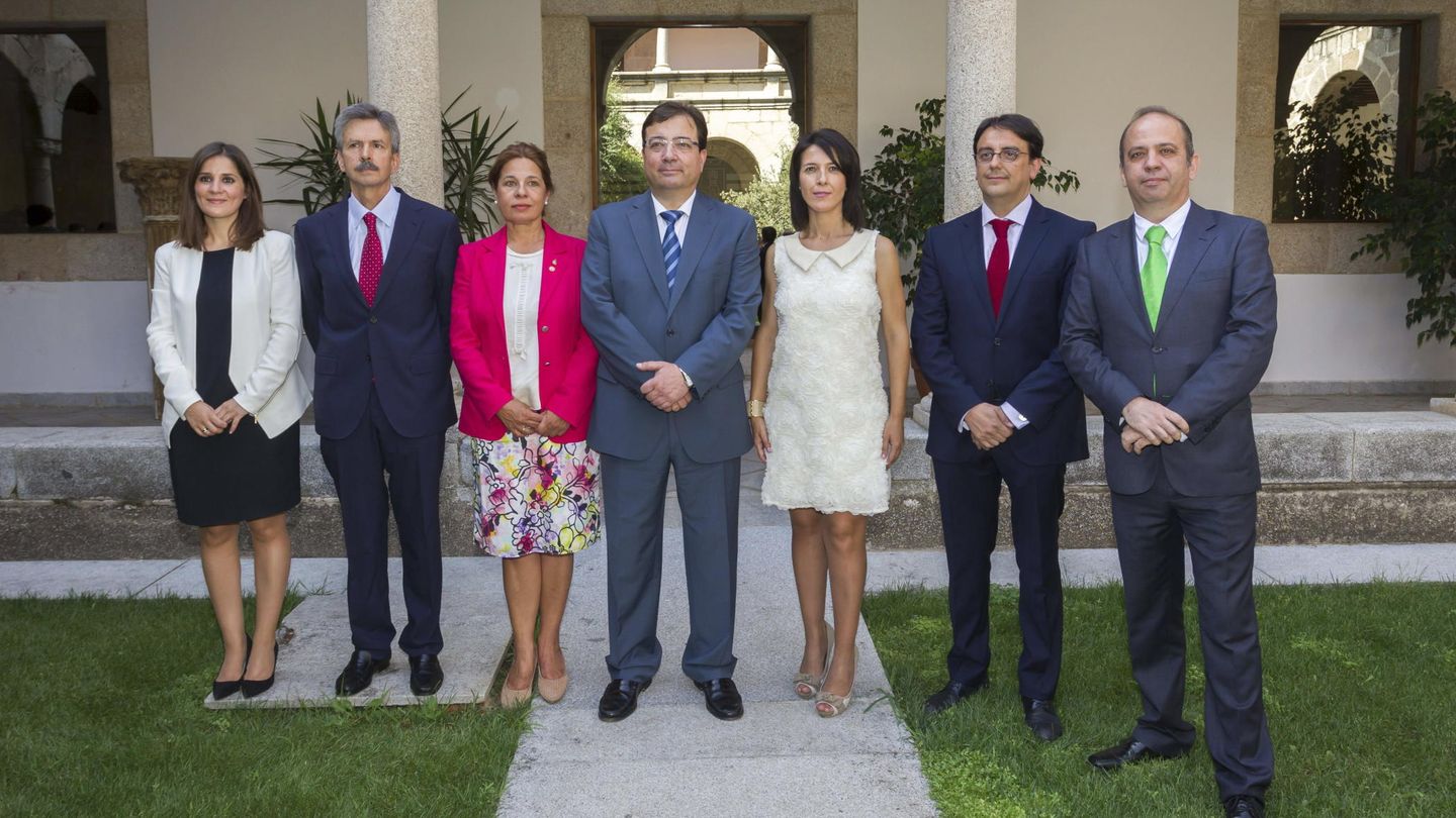 Vara, con la consejera de Hacienda, Pilar Blanco-Morales, a su derecha, el 7 de julio de 2015. (EFE)
