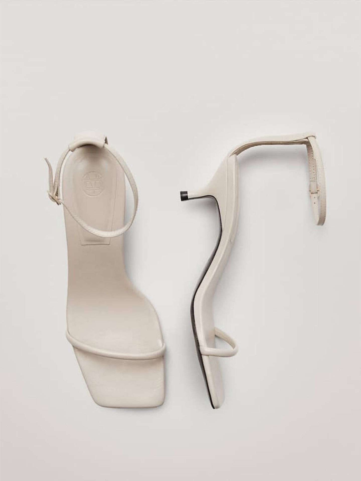 Sandalias blancas de Massimo Dutti. (Cortesía)