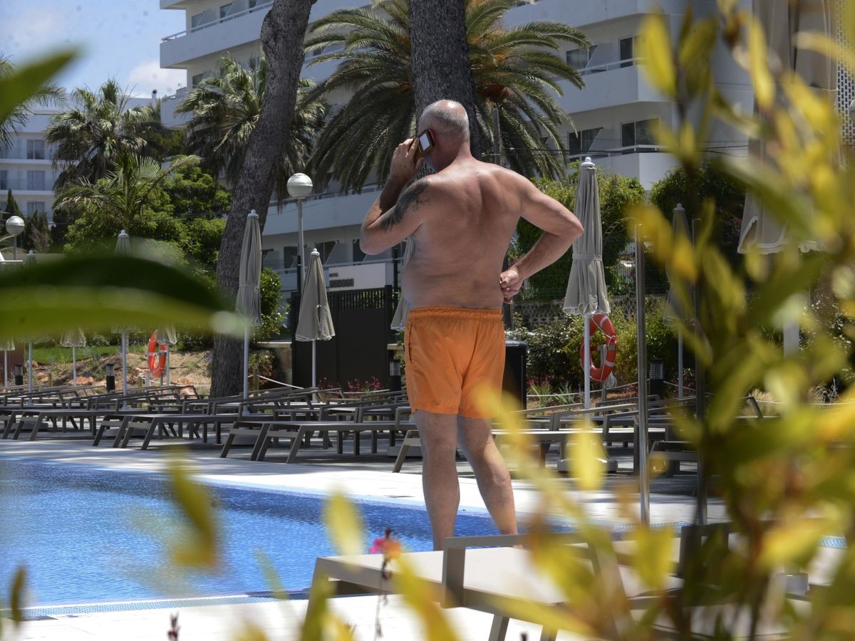 Foto: Uno de los primeros turistas alemanes que han llegado este lunes al Hotel Riu Concordia de Palma disfruta de la piscina. (EFE/Cati Cladera)
