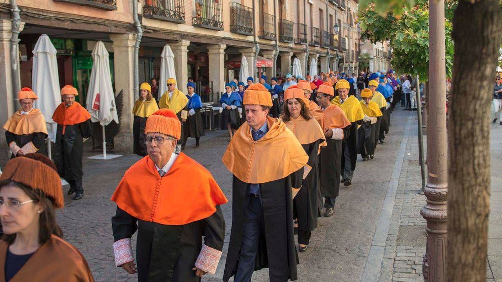 Foto: Profesores y académicos de la Universidad de Alcalá, en un desfile por las calles del municipio. (Foto: Universidad de Alcalá)