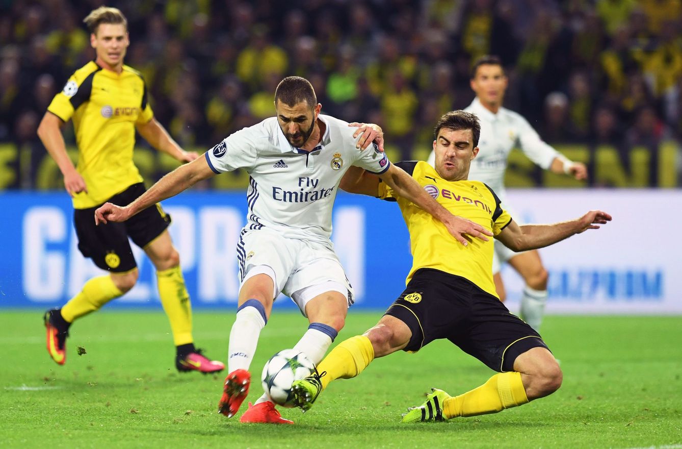Benzema disputa el balón con Sokratis en el Dortmund-Real Madrid. (EFE)