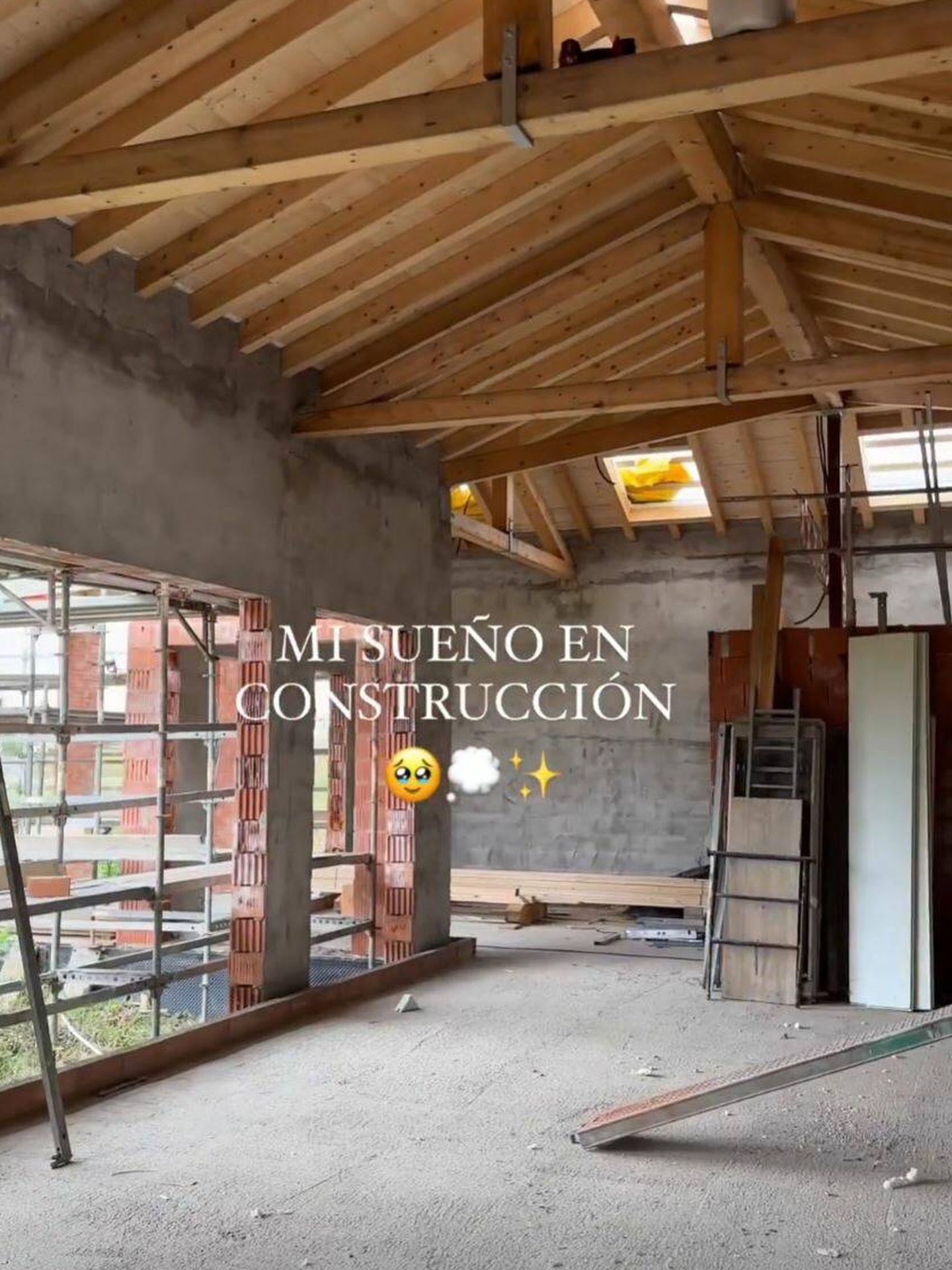 María Pombo muestra las obras de su futura casa en Cantabria. (Instagram/@mariapombo)