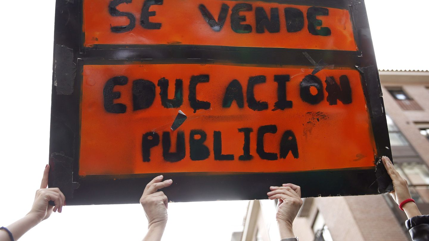 Manifestantes sujetan un cartel en Madrid. (Efe)